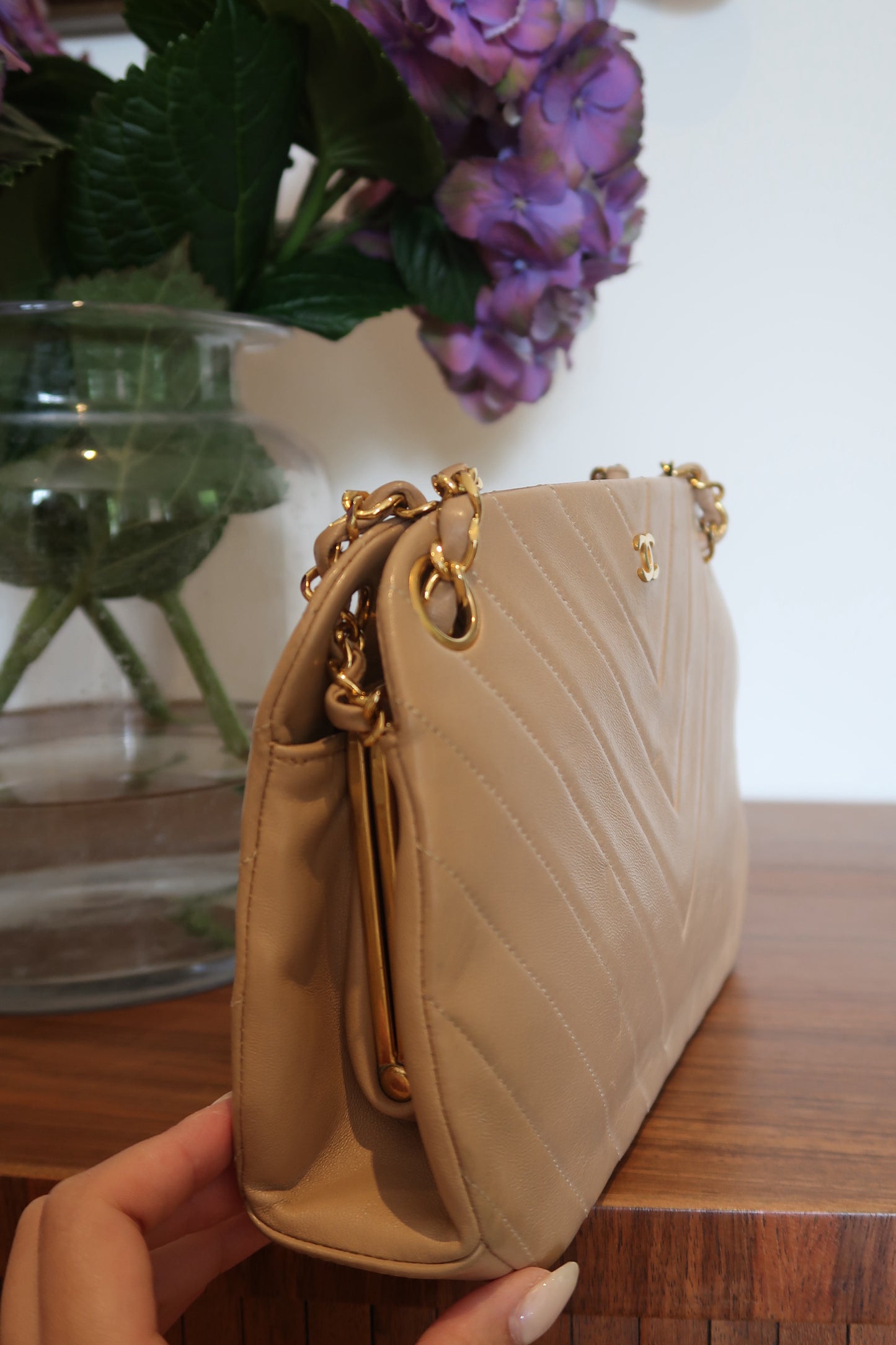 CHANEL VINTAGE CHEVRON SHOULDER TOTE BEIGE LAMBSKIN GHW