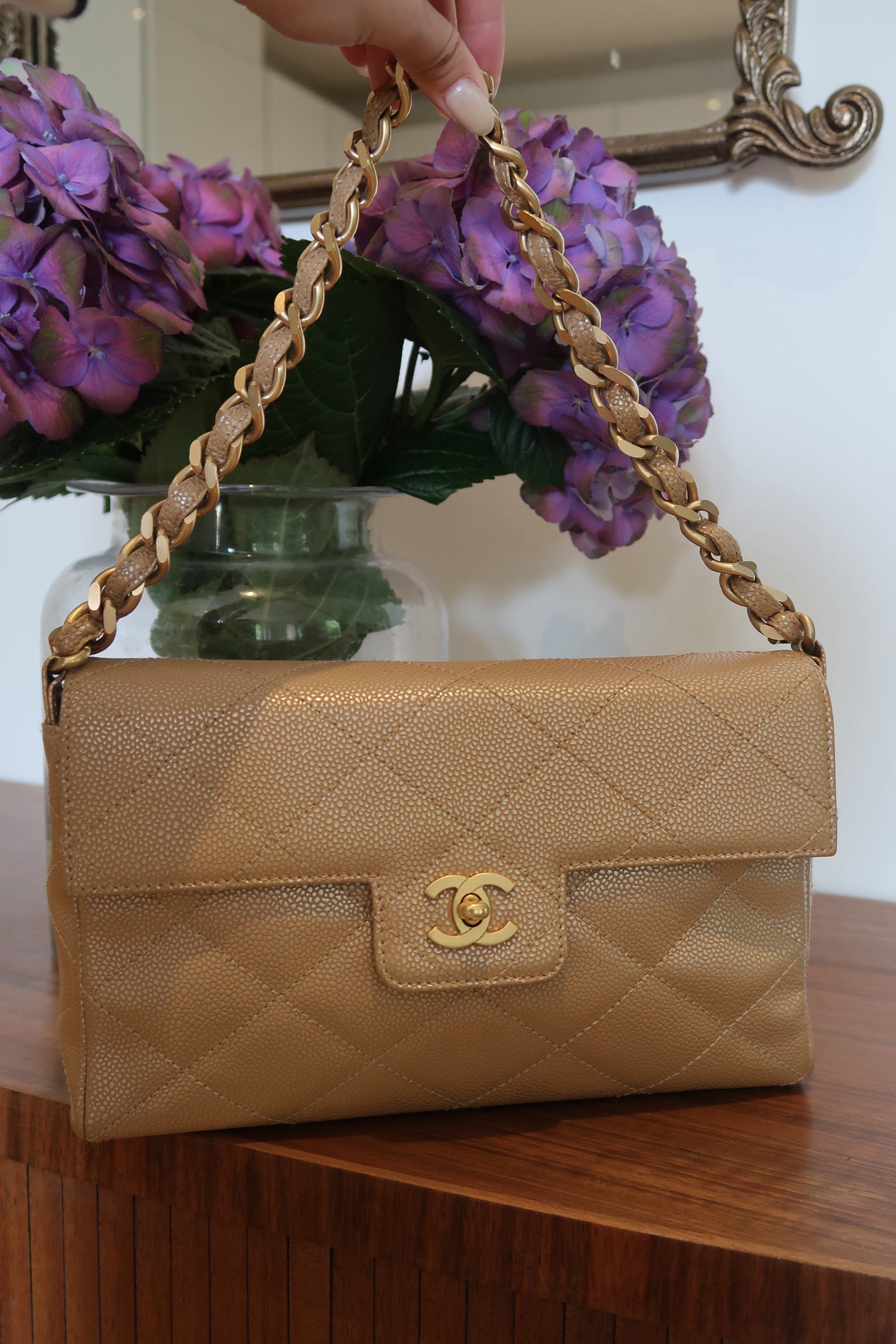 ショルダーバッグ・ポシェット × ヴィンテージ(中古) Chanel Caviar Chain Shoulder Bag Chanel 2000-2001 Beige Caviar Chain Shoulder Bag – Yume Vintage