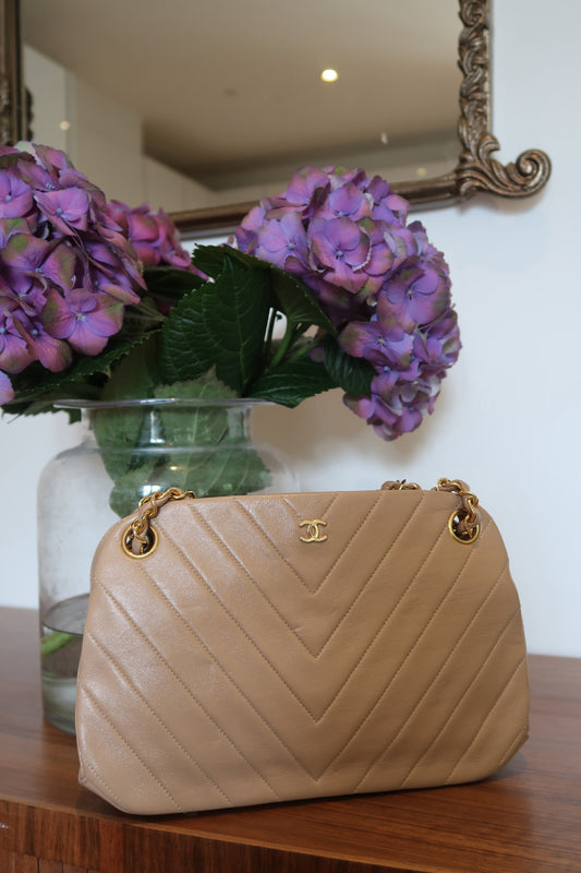CHANEL VINTAGE CHEVRON SHOULDER TOTE BEIGE LAMBSKIN GHW